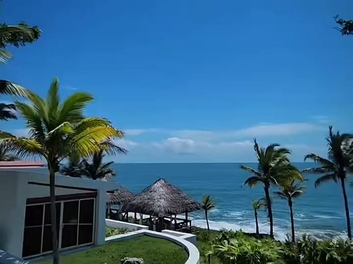 Hotel frente al mar entre palmeras en Mompiche, Ecuador