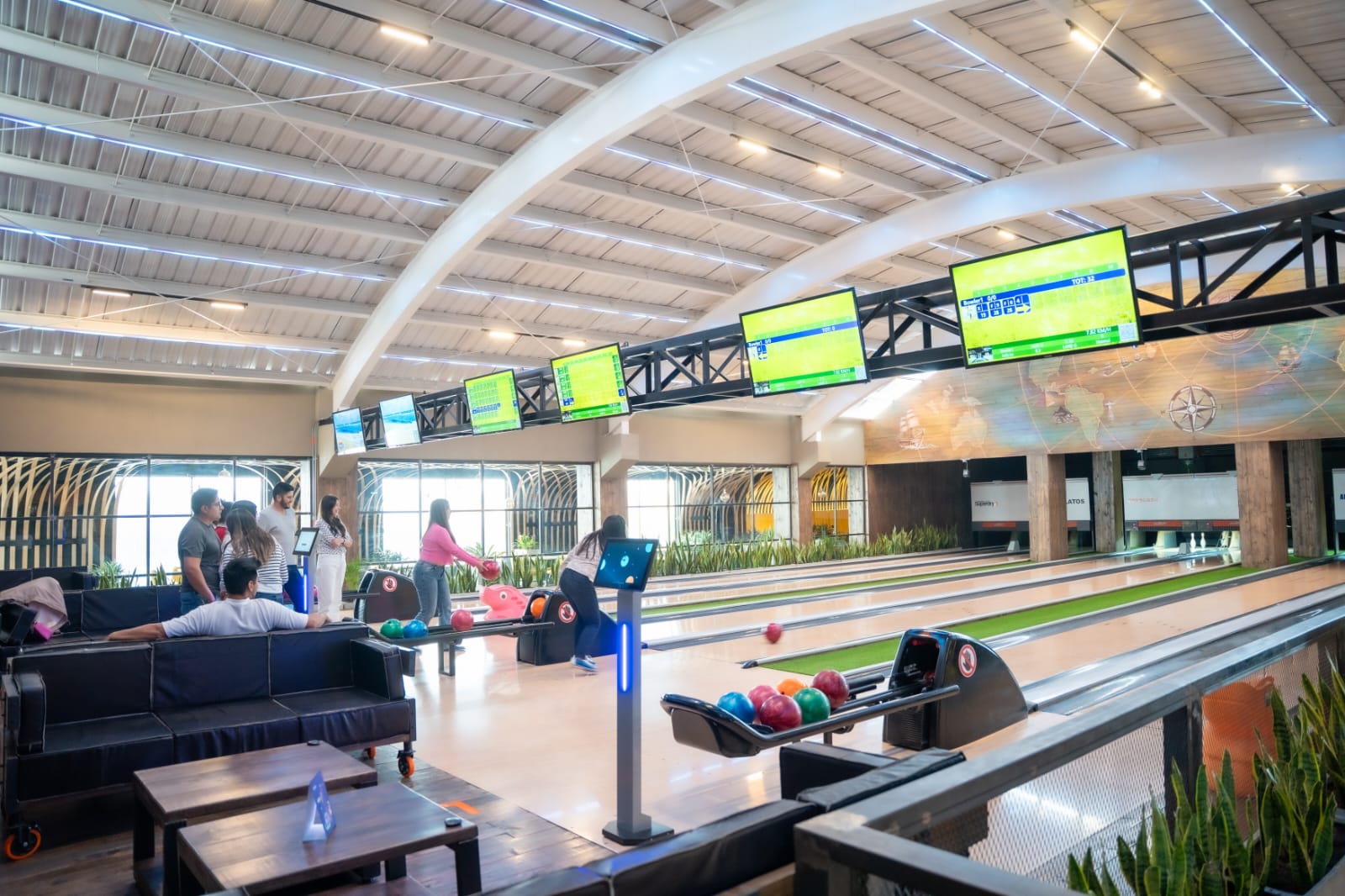 Panorámica de las pistas de Bowling Bliss