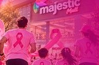 Corredoras con camiseta rosada y lazo frente a Majestic Mall