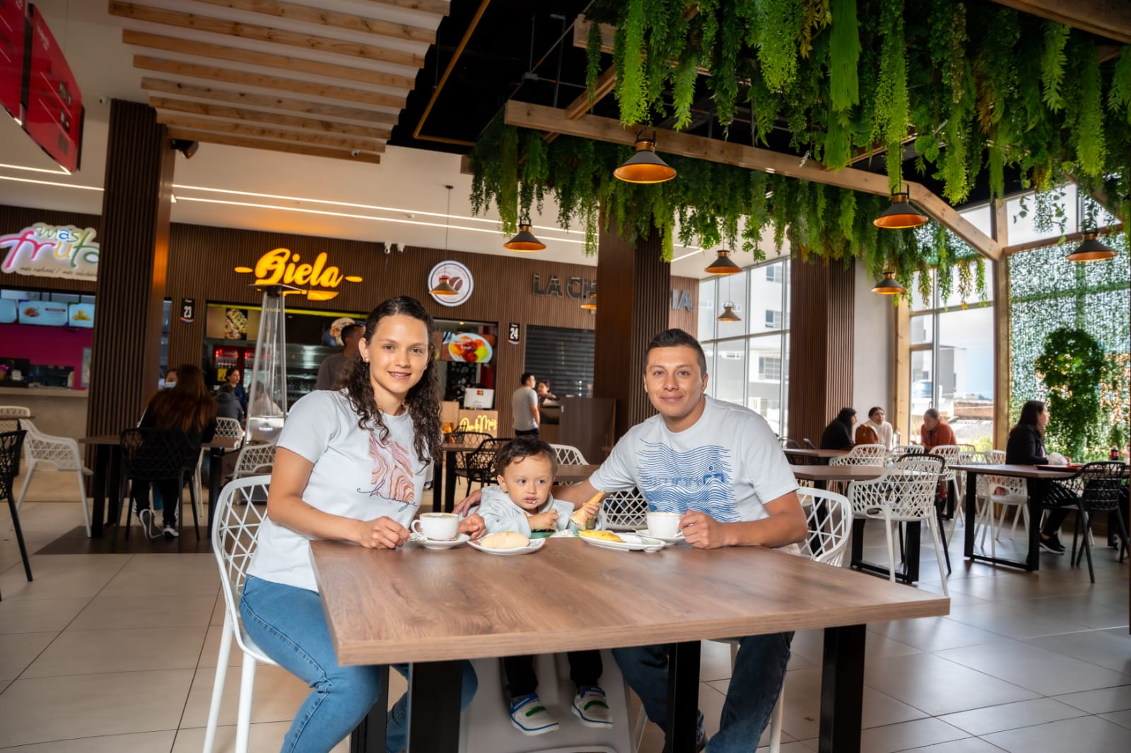 Familia disfrutando un café en Biela, Majestic Mall