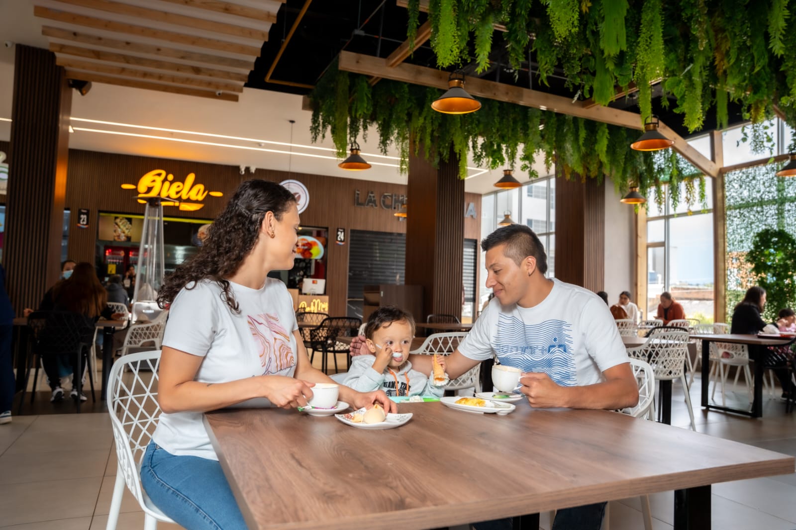 Familia disfrutando en el Jardín Gastronómico